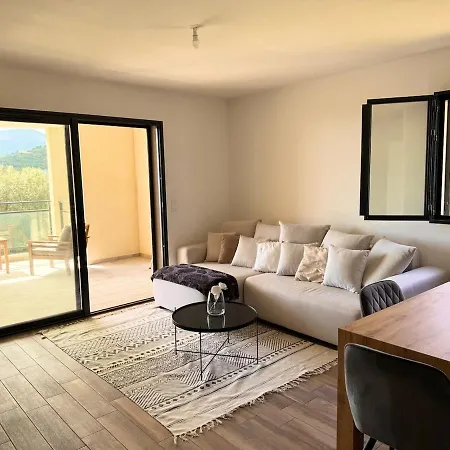 Apartment Charming 2-bedroom With Sea And Mountain Views