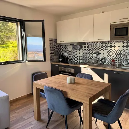Charming 2-bedroom With Sea And Mountain Views 아파트 *
