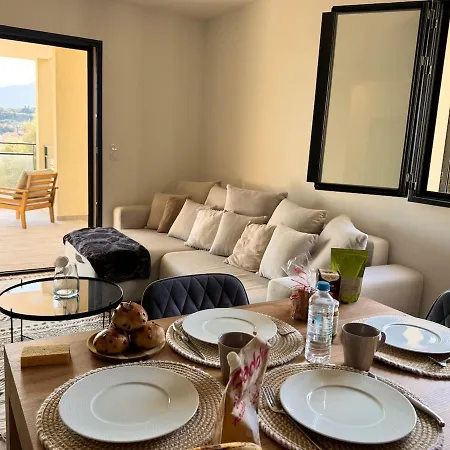 아파트 Charming 2-bedroom With Sea And Mountain Views *